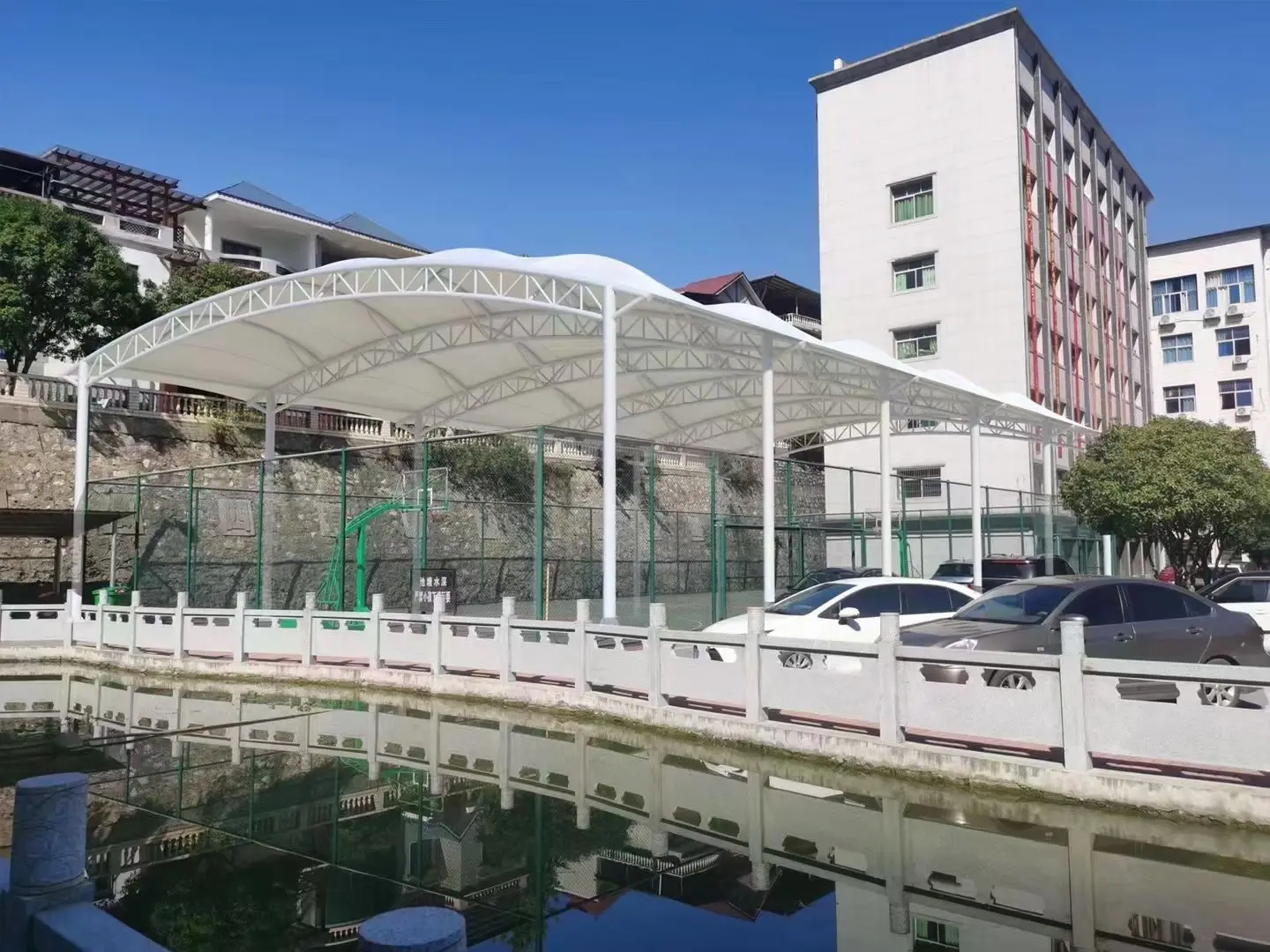 贵州织金园区停车棚总在漏水生锈？源头膜结构厂家：按本地气候选材，避开三大坑