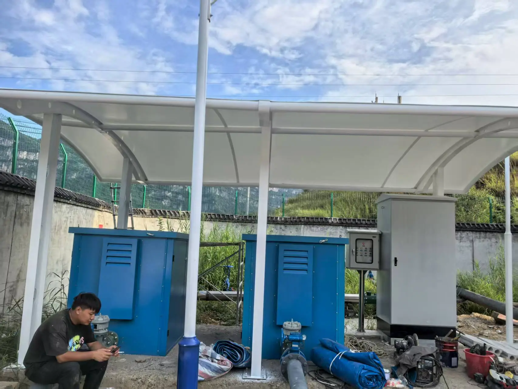 贵州织金膜结构棚怎么选?多雨高湿山区,避开低价铁皮棚与劣质膜材坑
