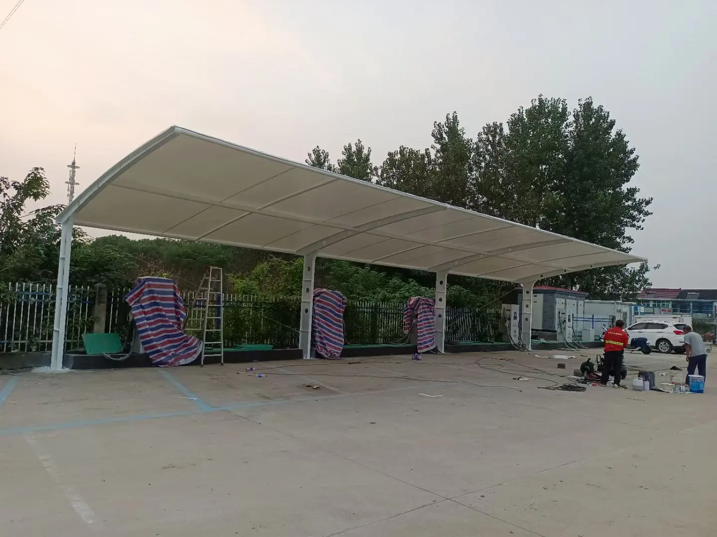 贵州织金膜结构工程科普:山地多雨强紫外线环境,停车棚选材别只看低价